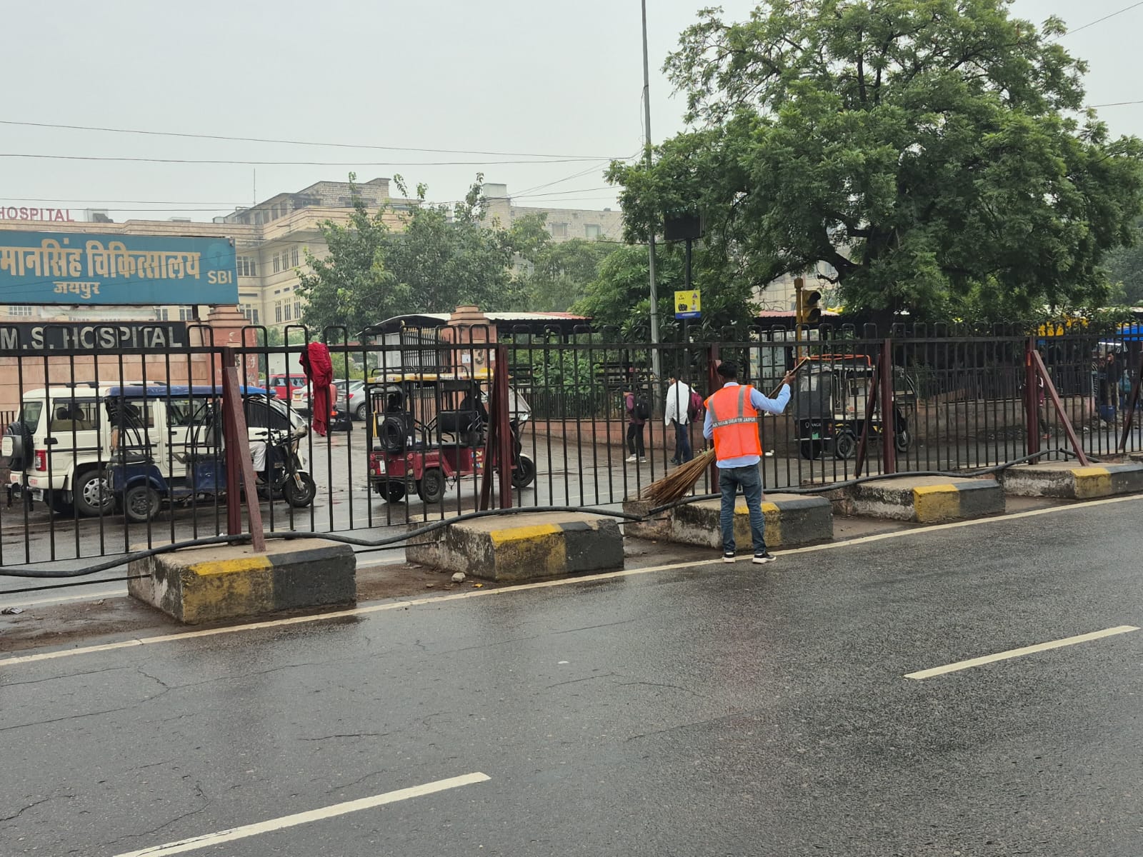 सवाई मानसिंह अस्पताल एवं मुख्य मार्गों की सफाई के लिए चलाया गया विशेष सफाई अभियान सवाई मानसिंह अस्पताल एवं मुख्य मार्गों की सफाई के लिए चलाया गया विशेष सफाई अभियान