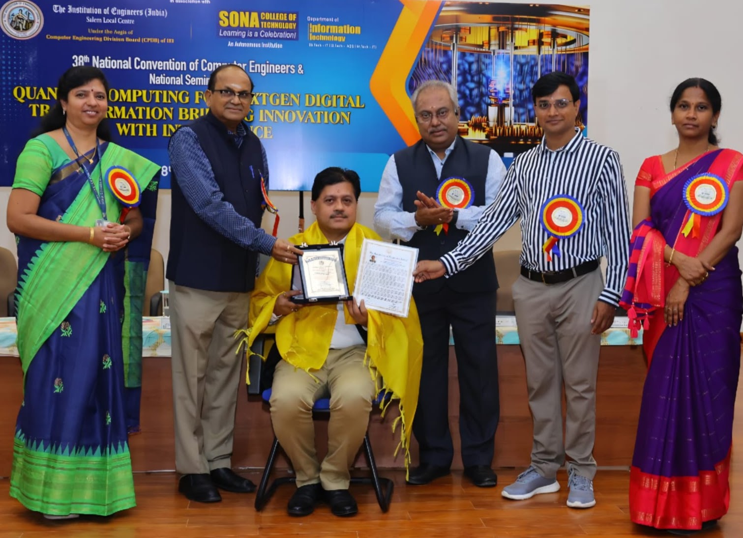 सम्मानित होते शिक्षक सम्मानित होते शिक्षक