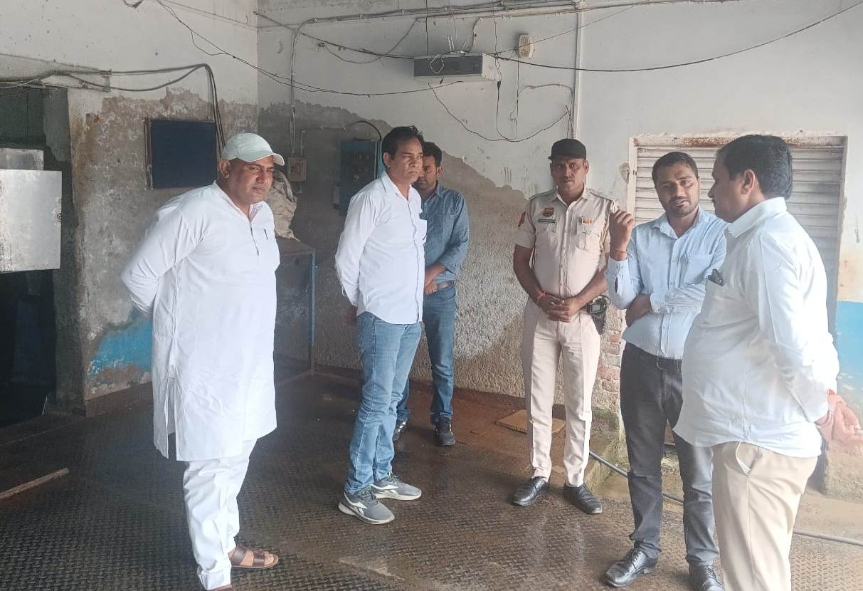 वीटा के मिल्क चिलिंग सेंटर का निरीक्षण करते हुए विधायक बावल डा. कृष्ण कुमार। वीटा के मिल्क चिलिंग सेंटर का निरीक्षण करते हुए विधायक बावल डा. कृष्ण कुमार।