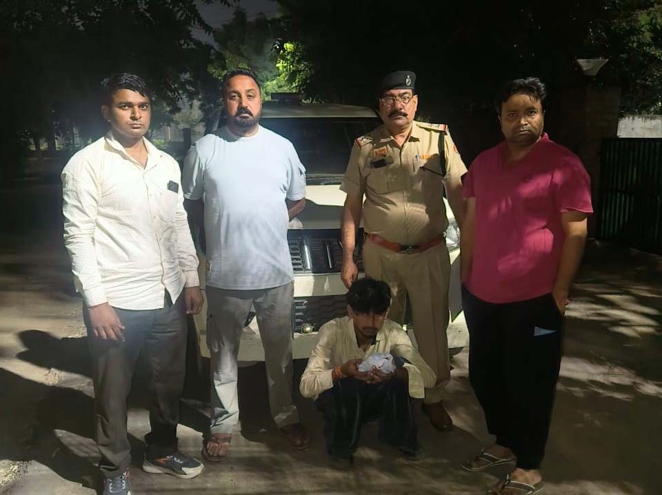 पकड़ा गया हेरोइन तस्कर। पकड़ा गया हेरोइन तस्कर।