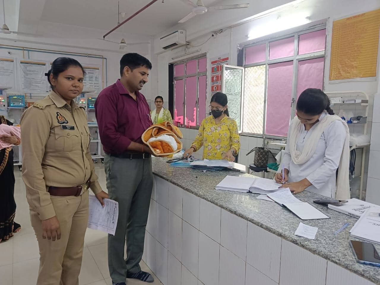 बच्ची लेकर पहुंचे बच्ची लेकर पहुंचे