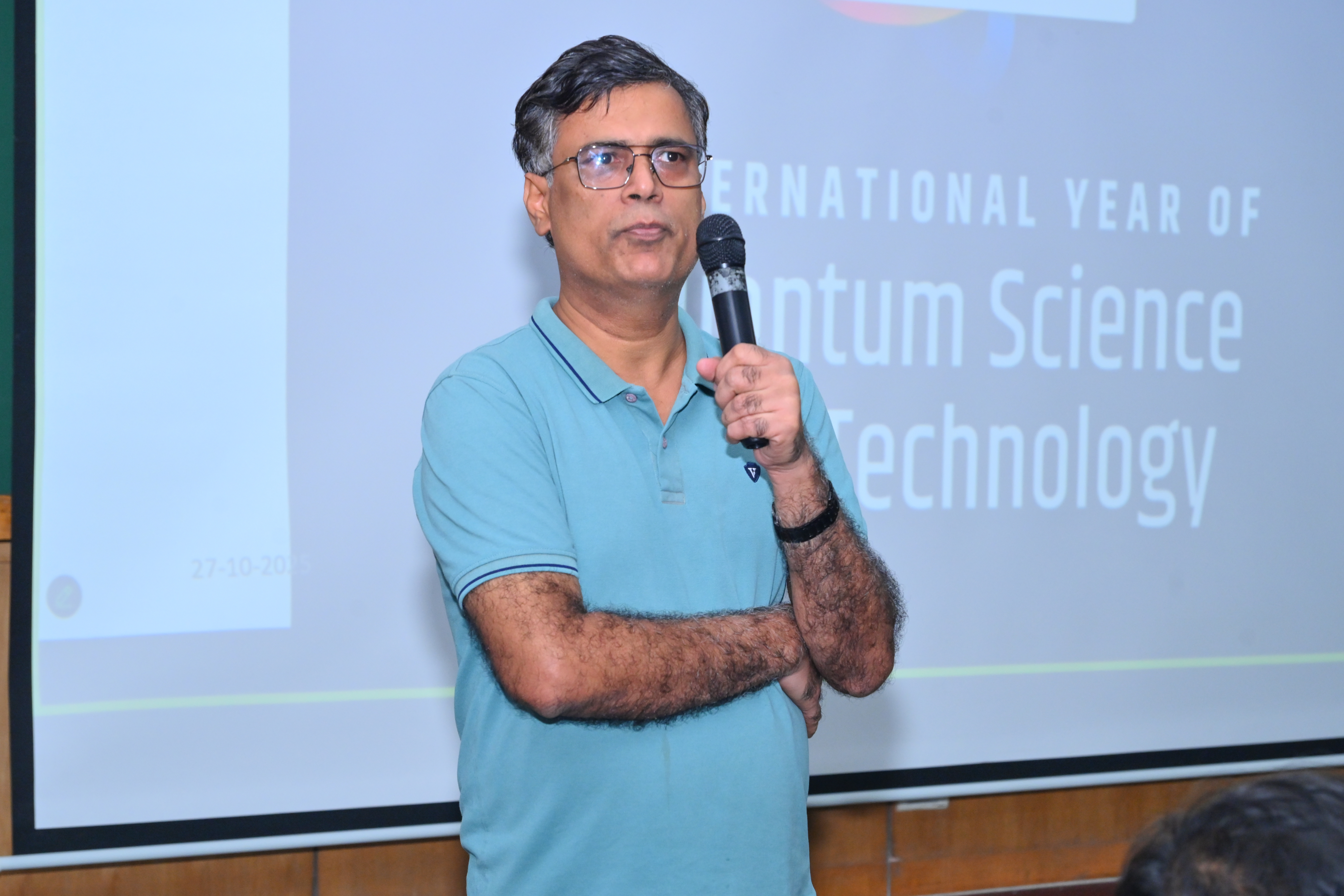 कार्यक्रम के दौरान छात्रों को संबोधित करते प्रो मनोज के हरबोला का छायाचित्र