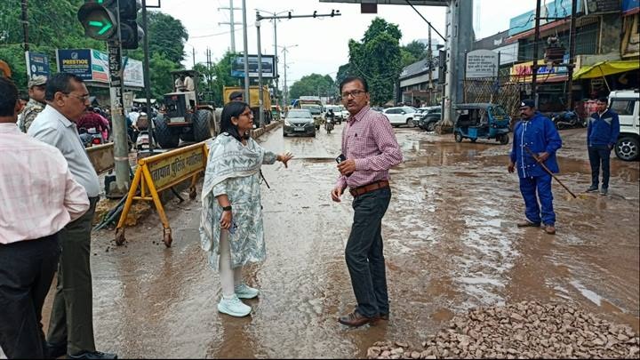 ग्वालियरः कलेक्टर ने किया सड़कों का निरीक्षण ग्वालियरः कलेक्टर ने किया सड़कों का निरीक्षण