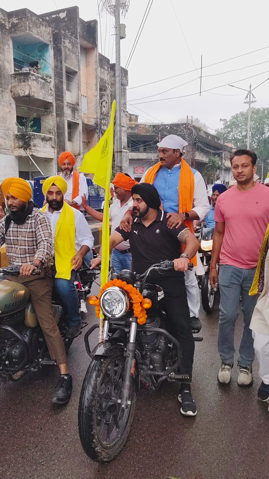 पवित्र जोड़ा साहिब गुरू चरण यात्रा काशी को रवाना करते हुए प्रयागराज भाजपा के कार्यकर्ताओं एवं पदाधिकारियों का छाया चित्र