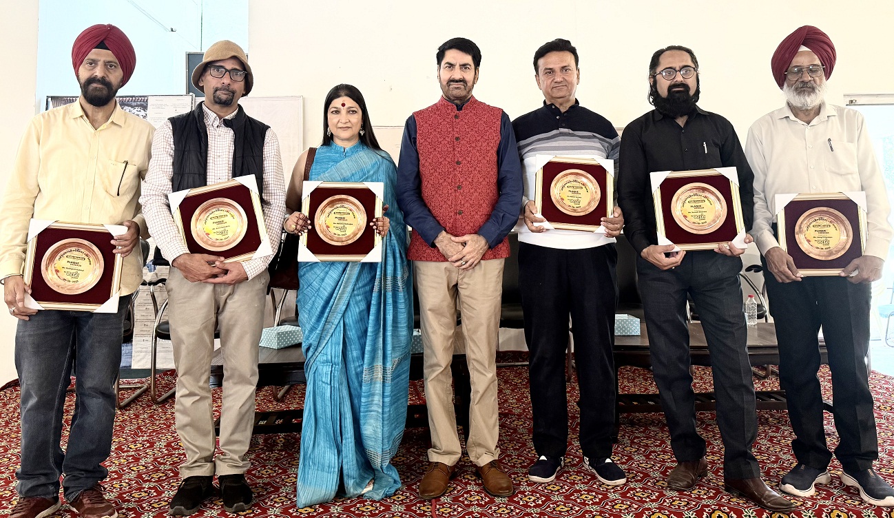 नटरंग ने किया छह प्रतिष्ठित कलाकारों का सम्मान, ‘समकालीन जम्मू-कश्मीर कला प्रदर्शनी’ में रचनात्मकता का उत्सव नटरंग ने किया छह प्रतिष्ठित कलाकारों का सम्मान, ‘समकालीन जम्मू-कश्मीर कला प्रदर्शनी’ में रचनात्मकता का उत्सव