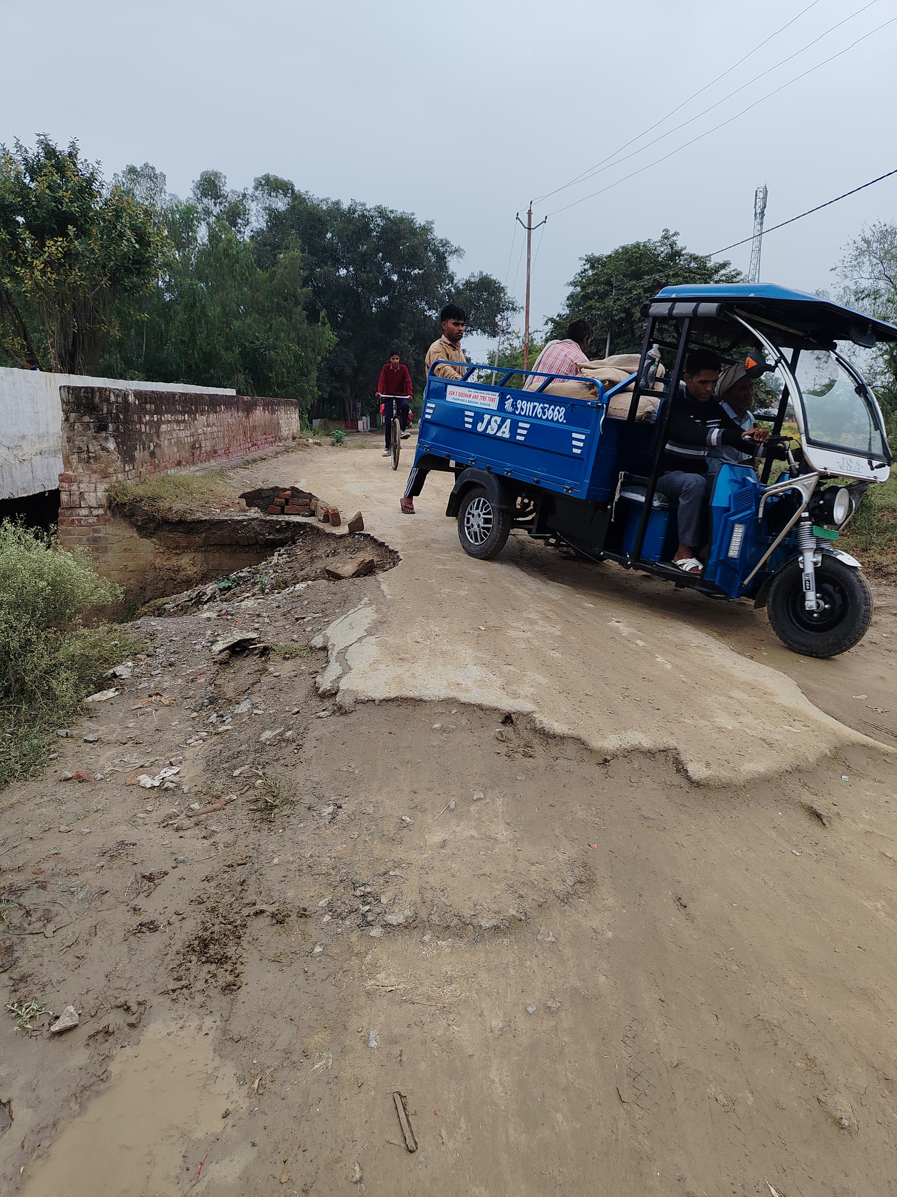 क्षतिग्रस्त पुल से लोग जान जोखिम में डालकर निकलते