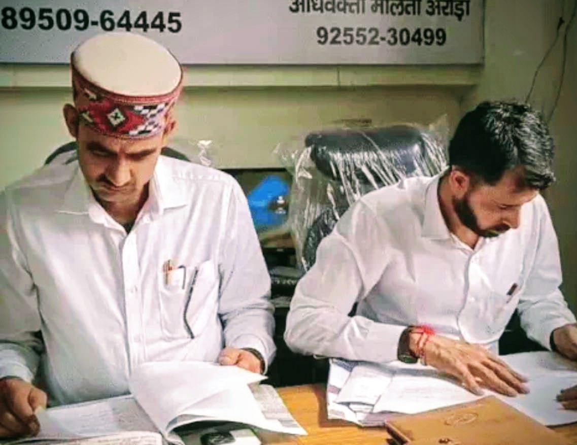 नाबालिग लड़की के दस्तावेजों की जांच करते बल कल्याण समिति के अध्यक्ष केदार दत्त कौशिक नाबालिग लड़की के दस्तावेजों की जांच करते बल कल्याण समिति के अध्यक्ष केदार दत्त कौशिक