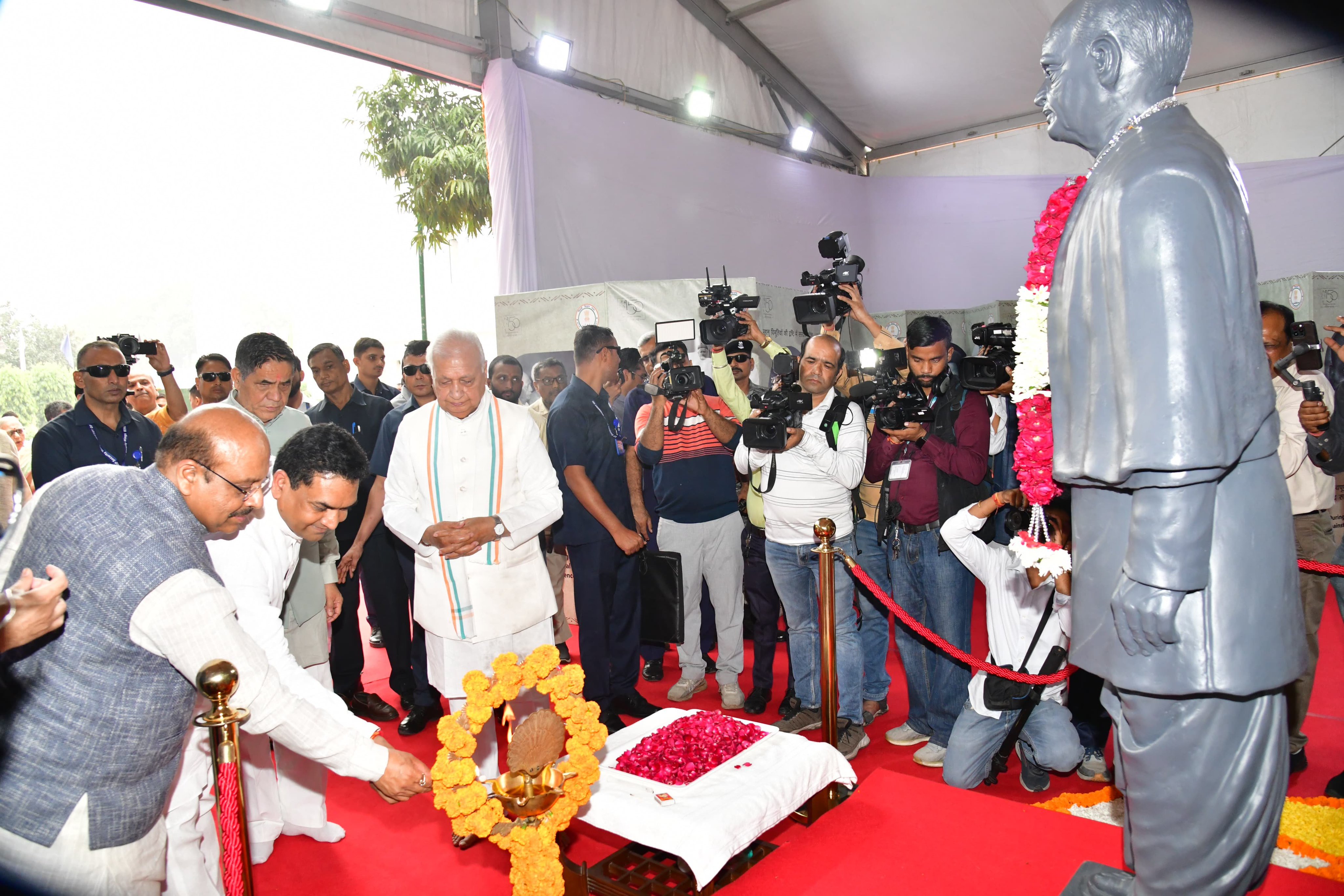 बिहार के राज्यपाल आरिफ मोहम्मद खान दिल्ली विधानसभा अध्यक्ष विजेंद्र गुप्ता के साथ परिसर में आयोजित विशेष प्रदर्शनी “सरदार पटेल और भारत के एकीकरण की यात्रा” का दीप प्रज्ज्वलित कर शुभारंभ  करते बिहार के राज्यपाल आरिफ मोहम्मद खान दिल्ली विधानसभा अध्यक्ष विजेंद्र गुप्ता के साथ परिसर में आयोजित विशेष प्रदर्शनी “सरदार पटेल और भारत के एकीकरण की यात्रा” का दीप प्रज्ज्वलित कर शुभारंभ  करते