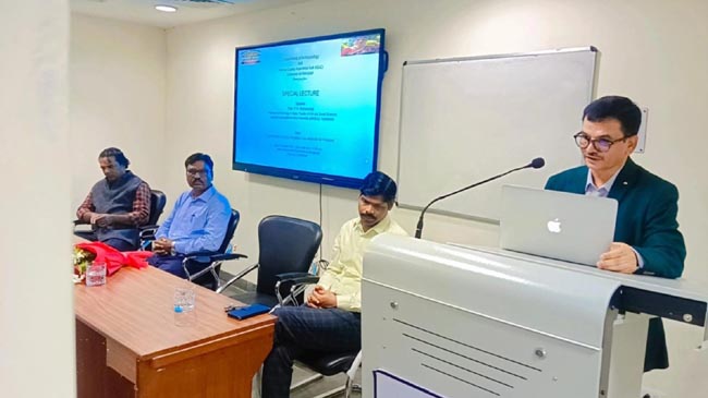 सम्बोधित करते प्रो मोहम्मद