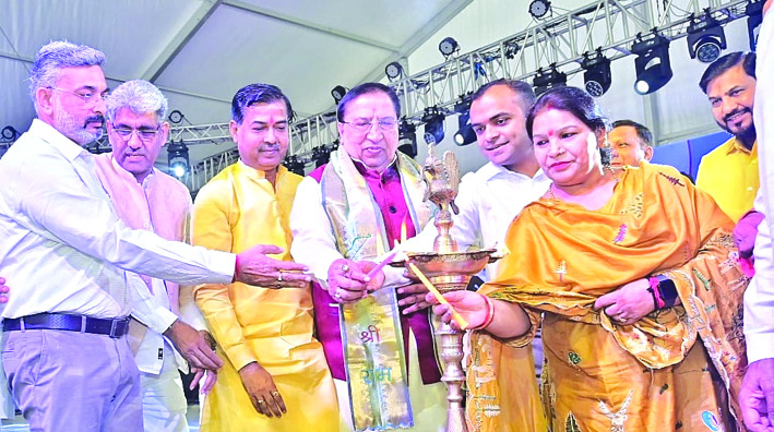 समारोह का शुभारम्भ करते हुए समारोह का शुभारम्भ करते हुए