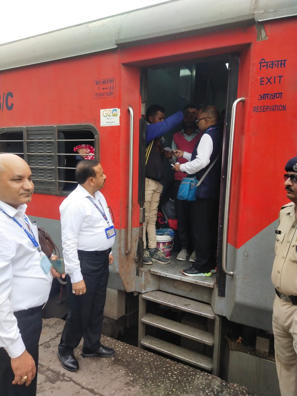 मुरादाबाद रेलवे स्टेशन पर चलता किलेबंदी टिकट चेकिंग अभियान।