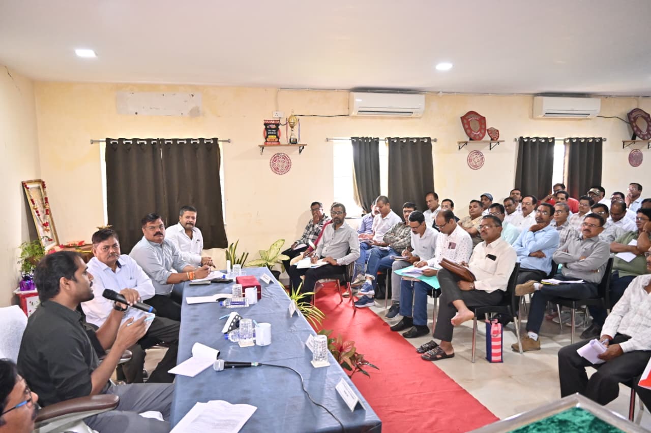 बैठक को संबोधित करते हुए कलेक्टर अबिनाश मिश्रा।