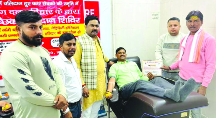 रक्तदान शिविर के दौरान रक्तदान शिविर के दौरान