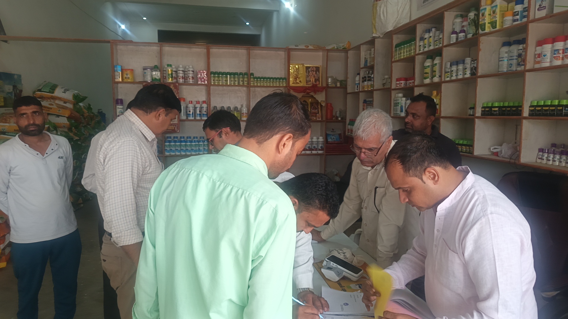 दुकान में जांच करते सीएम फ्लाइंग की टीम। दुकान में जांच करते सीएम फ्लाइंग की टीम।