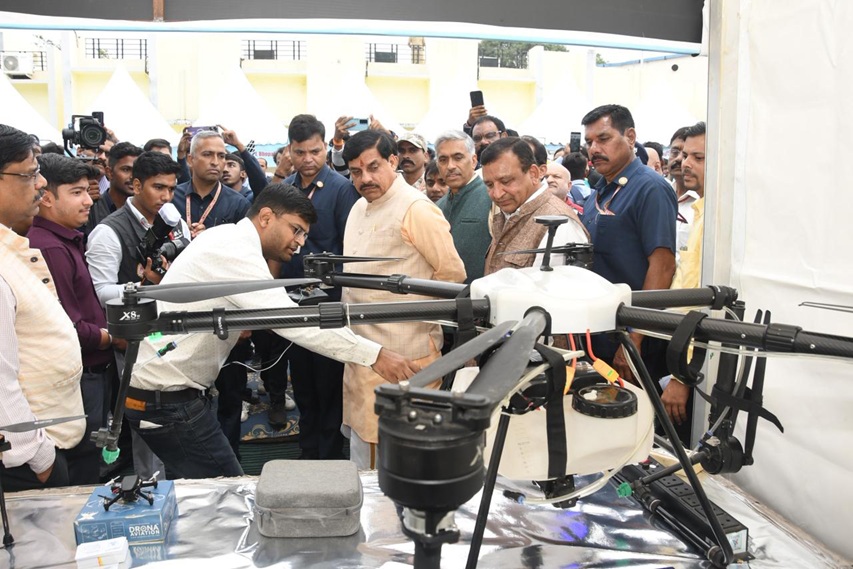 मुख्यमंत्री डॉ. मोहन यादव ने ड्रोन तकनीक कार्यशाला एवं एक्सपो 2025 में सहभागिता की मुख्यमंत्री डॉ. मोहन यादव ने ड्रोन तकनीक कार्यशाला एवं एक्सपो 2025 में सहभागिता की