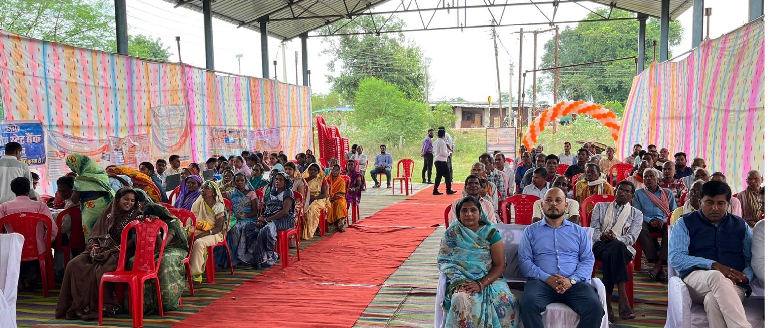 शिविर में बैठे हुए लोग।