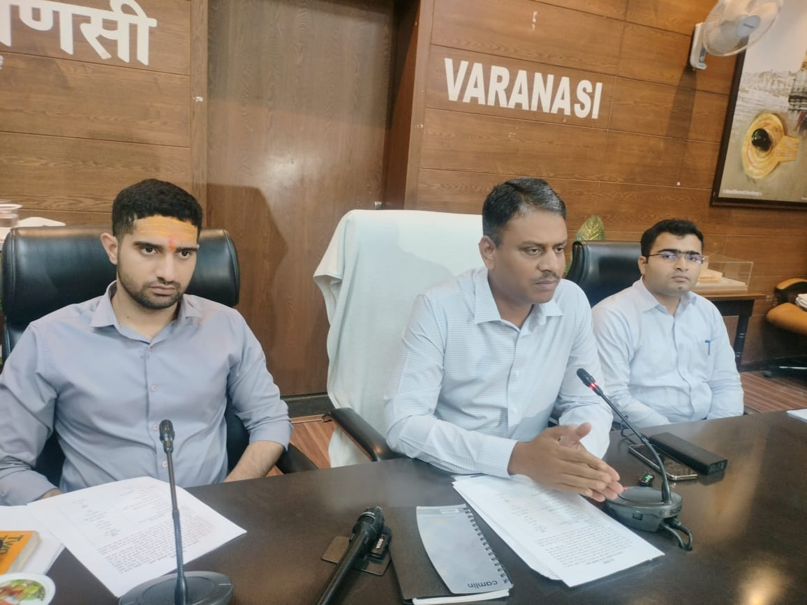 काशी गंगा महोत्सव की जानकारी देते कमिश्नर