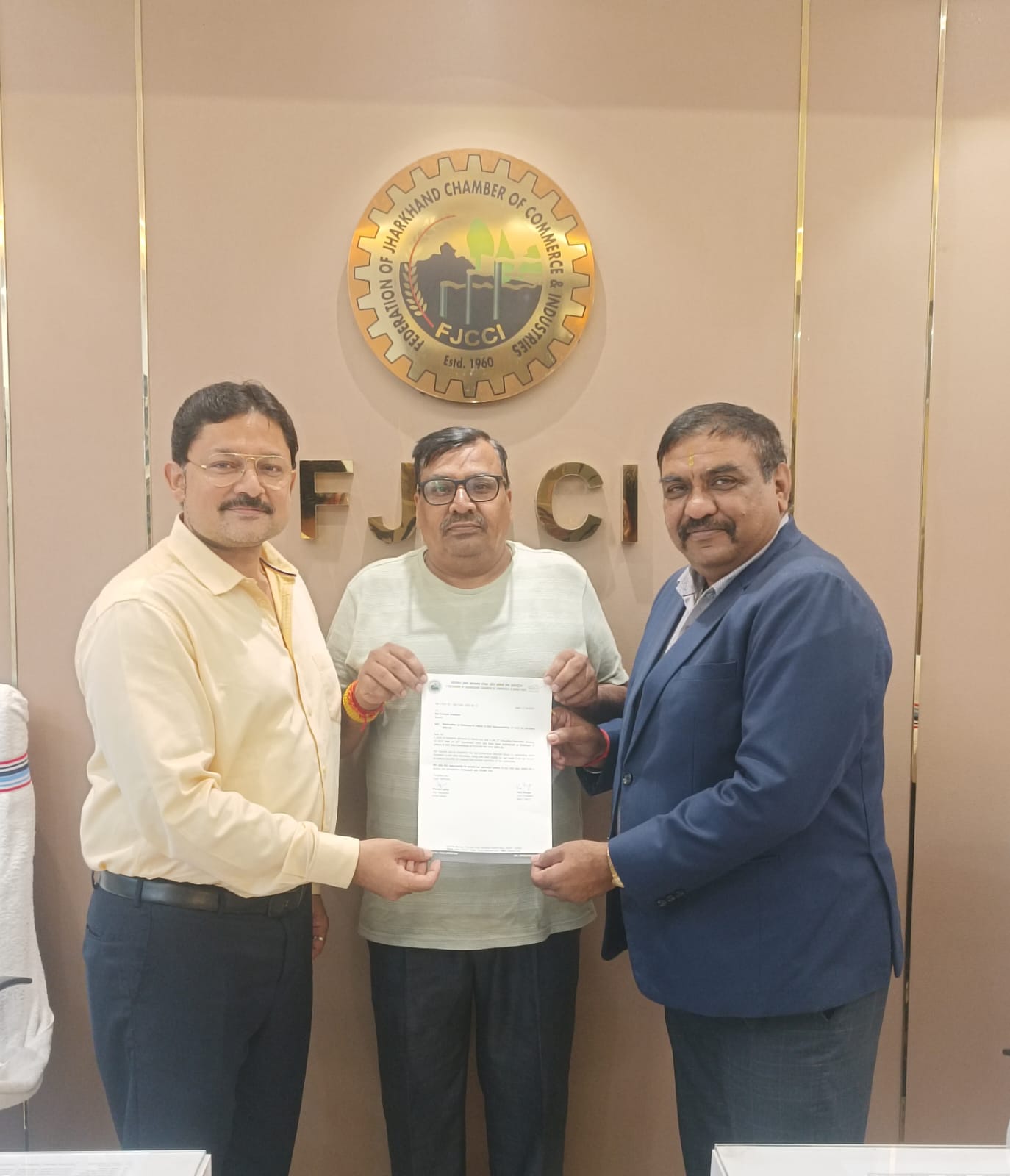 प्रमाण पत्र लेते प्रमोद सारस्‍वत