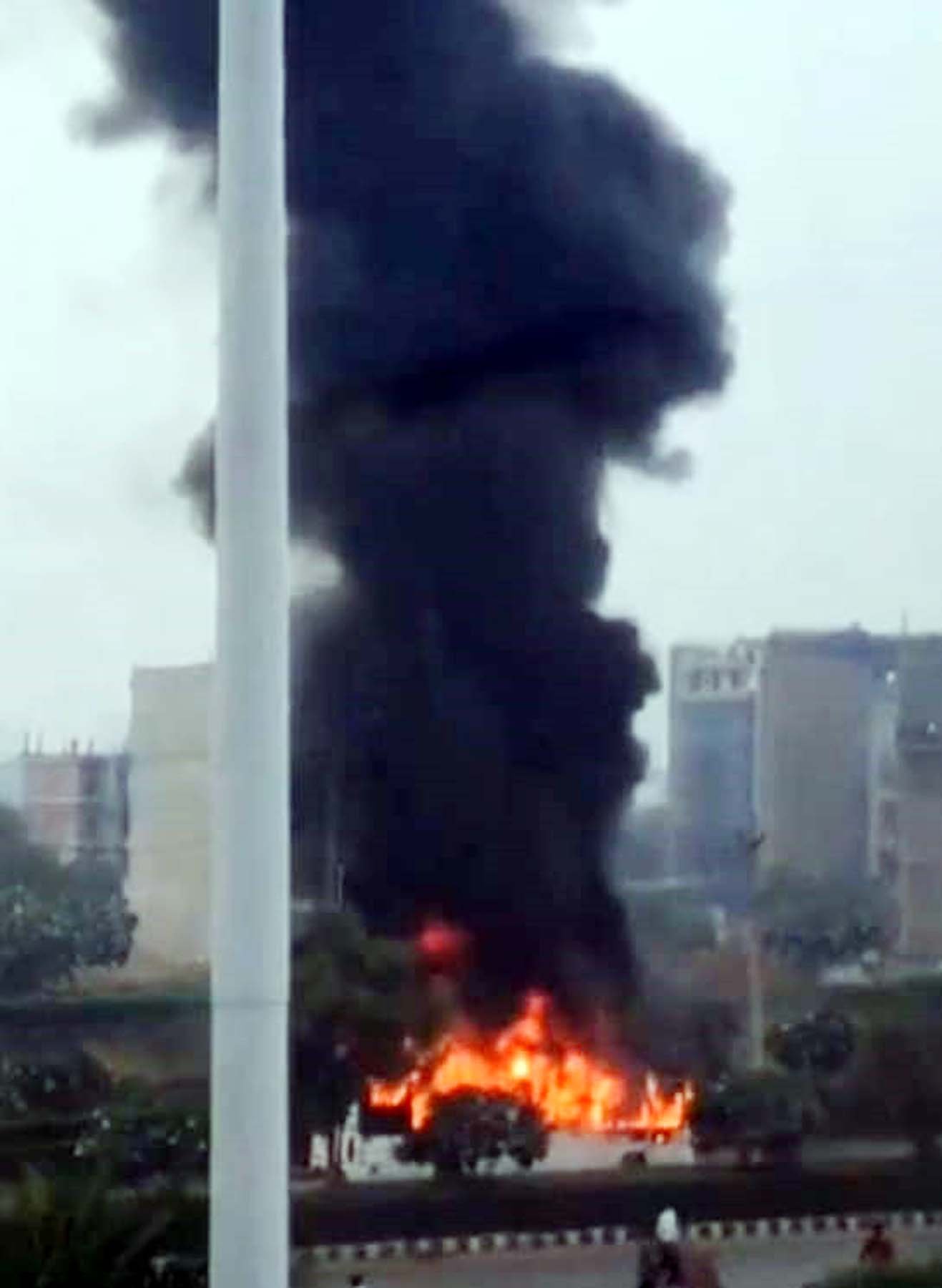 गुरुग्राम में गोल्फ कोर्स रोड पर बस में लगी आग। गुरुग्राम में गोल्फ कोर्स रोड पर बस में लगी आग।