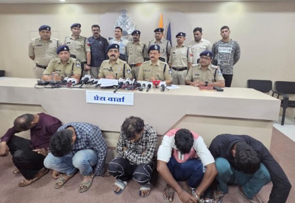 11 लाख से अधिक के जेवर सहित 31.5 लाख की संपत्ति बरामद 11 लाख से अधिक के जेवर सहित 31.5 लाख की संपत्ति बरामद