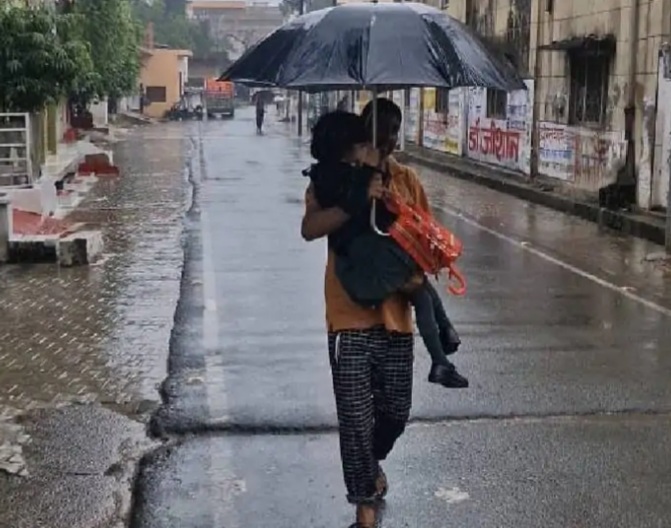 बच्चों को बारिश से बचाते हुए बच्चों को बारिश से बचाते हुए