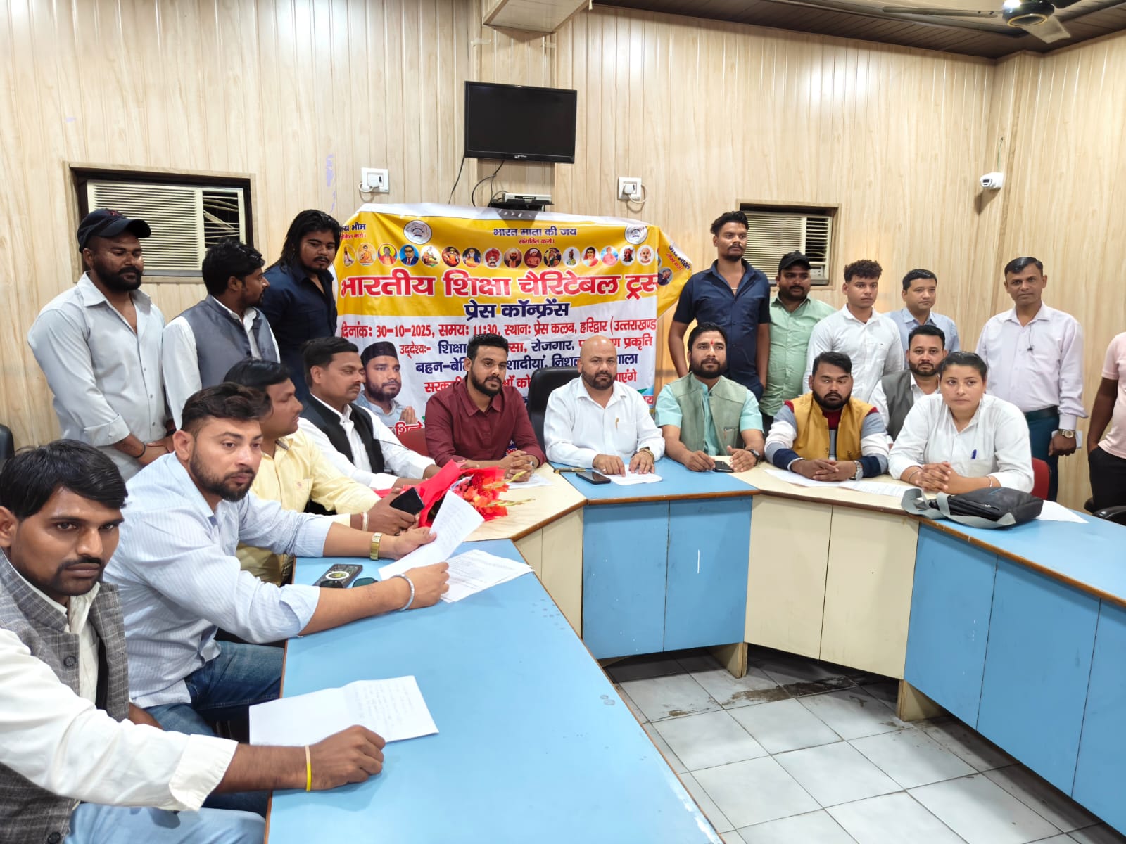 प्रेस वार्ता करते हुए