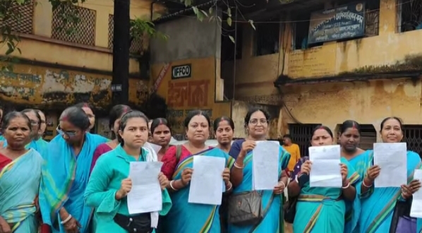 पश्चिम मेदिनीपुर में आंगनबाड़ी कार्यकर्ताओं का विरोध