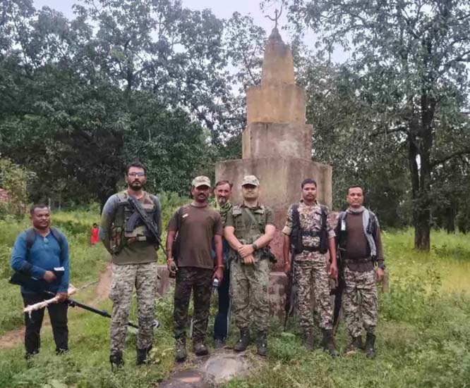 नक्सलियों द्वारा निर्मित 15 फीट ऊंचे स्मारक ध्वस्त नक्सलियों द्वारा निर्मित 15 फीट ऊंचे स्मारक ध्वस्त