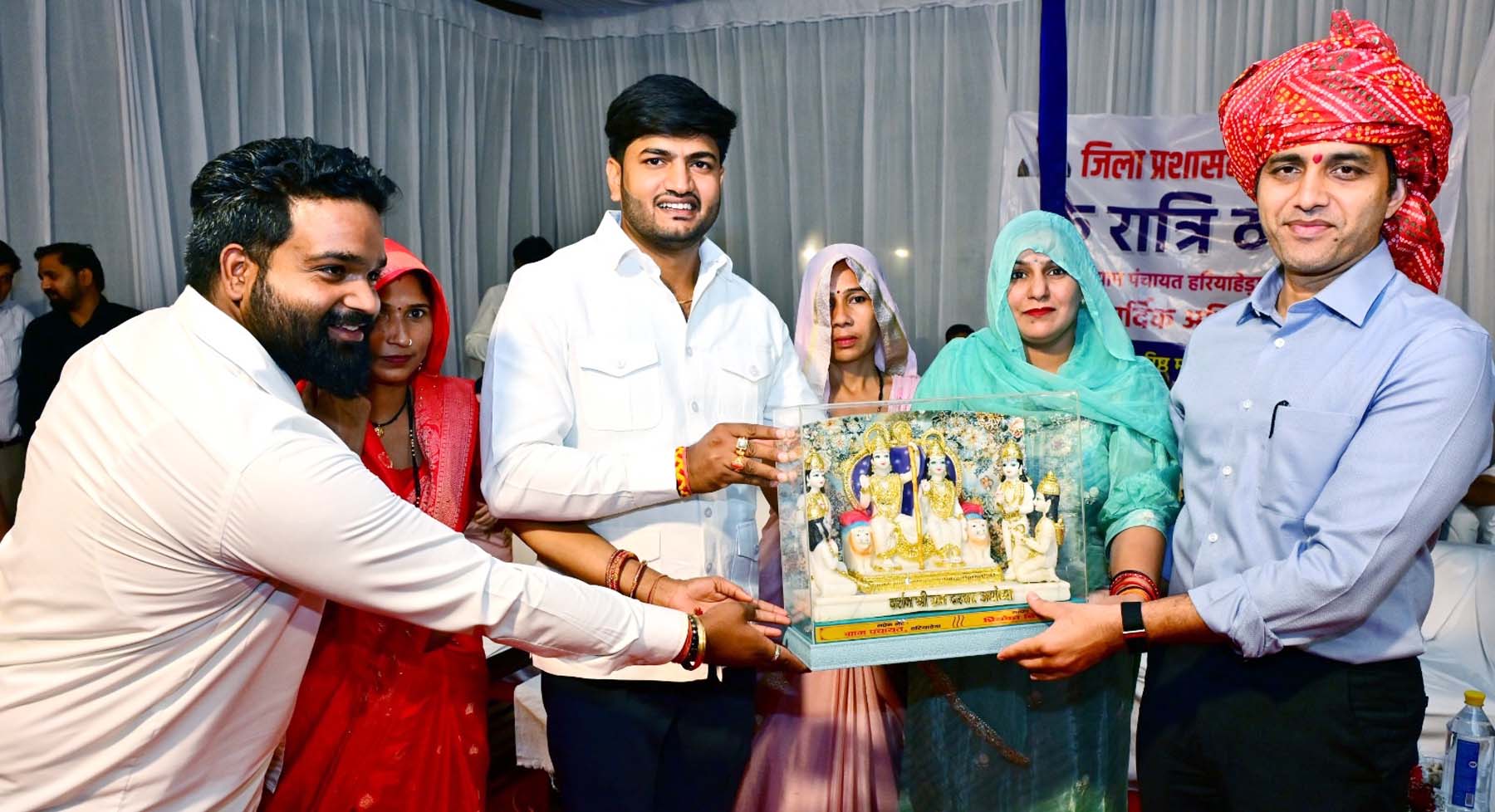 गुरुग्राम के गांव हरियाहेड़ा में रात्रि ठहराव कार्यक्रम में डीसी अजय कुमार को स्मृति चिन्ह भेंट करते ग्रामीण। गुरुग्राम के गांव हरियाहेड़ा में रात्रि ठहराव कार्यक्रम में डीसी अजय कुमार को स्मृति चिन्ह भेंट करते ग्रामीण।