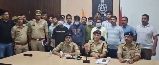 अलीगढ़ मामले की जानकारी देते एसएसपी एवं गिरफ्तार आराेपित अलीगढ़ मामले की जानकारी देते एसएसपी एवं गिरफ्तार आराेपित