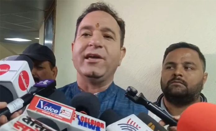 नविदा आवंटन और बाढ़ राहत प्रयासों में अनियमितताओं को लेकर विपक्ष के नेता ने राज्य सरकार की आलोचना की और विधानसभा से किया वाकआउट नविदा आवंटन और बाढ़ राहत प्रयासों में अनियमितताओं को लेकर विपक्ष के नेता ने राज्य सरकार की आलोचना की और विधानसभा से किया वाकआउट