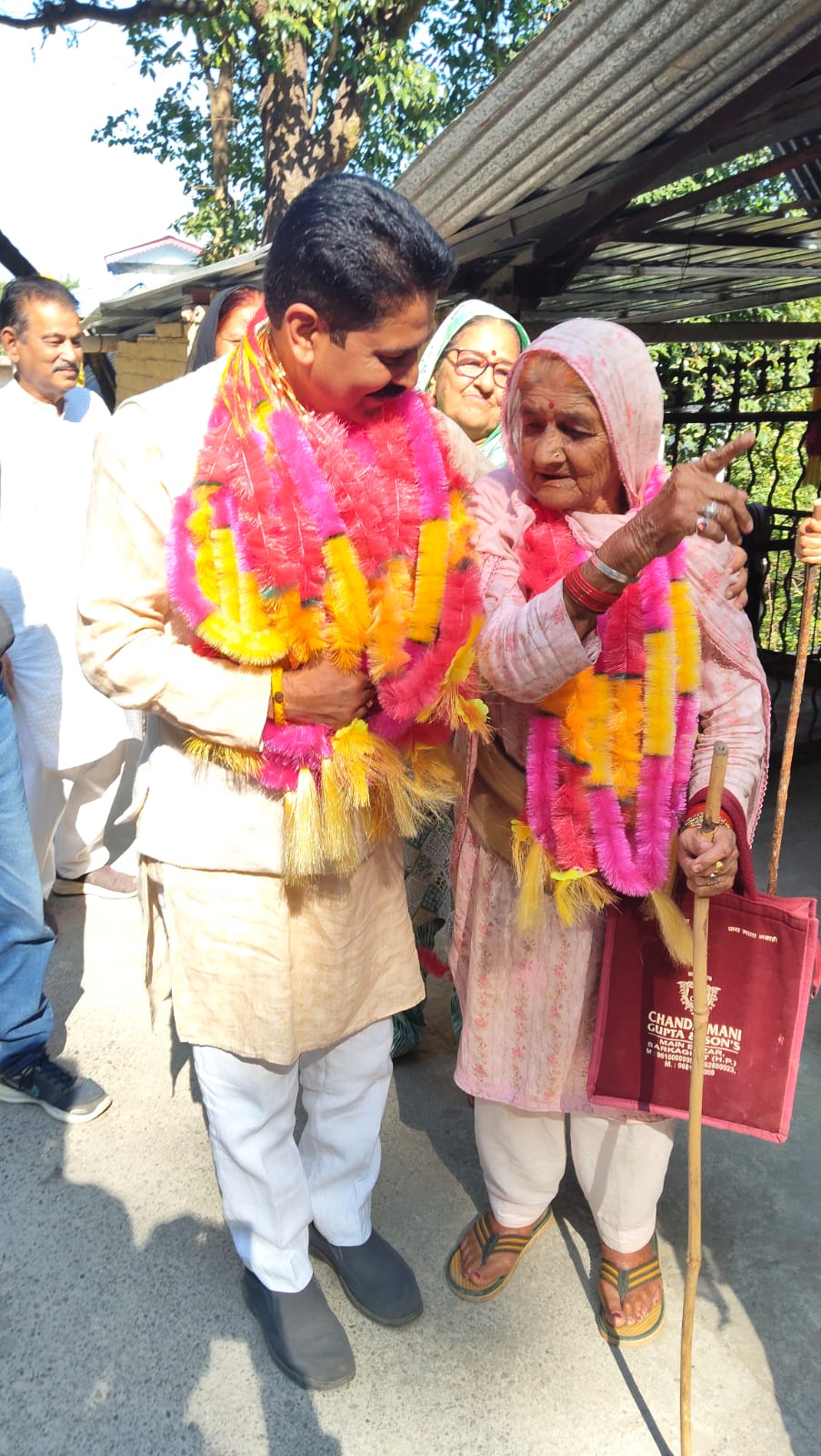 आपका विधायक आपके द्वार कार्यक्रम के दौरान बुजुर्ग महिला से बात करते हुए।