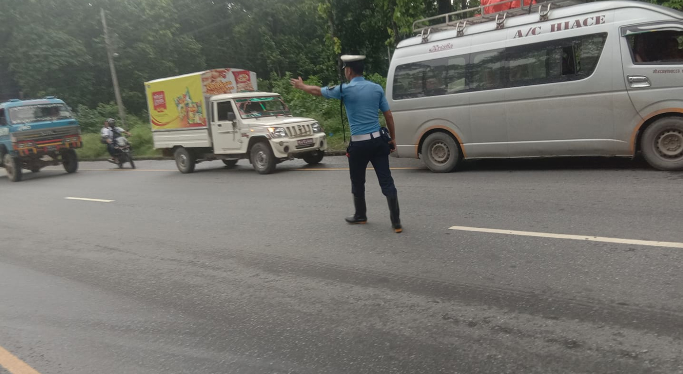 राजमार्ग पर रात के समय यातायात पर प्रतिबंध