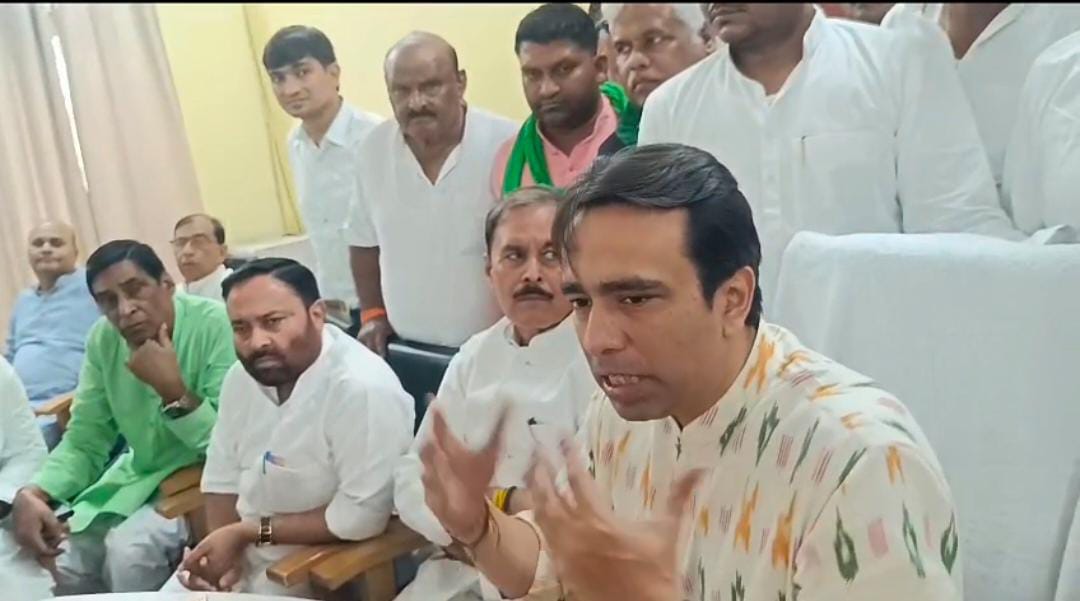 पत्रकारों से बात करते केन्द्रीय मंत्री जयंत चौधरी