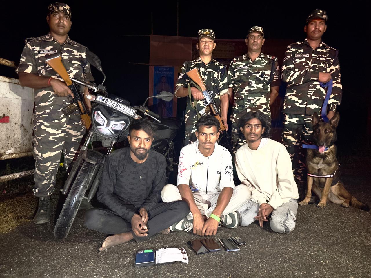 पकड़े गए तस्करों के साथ एसएसबी जवान