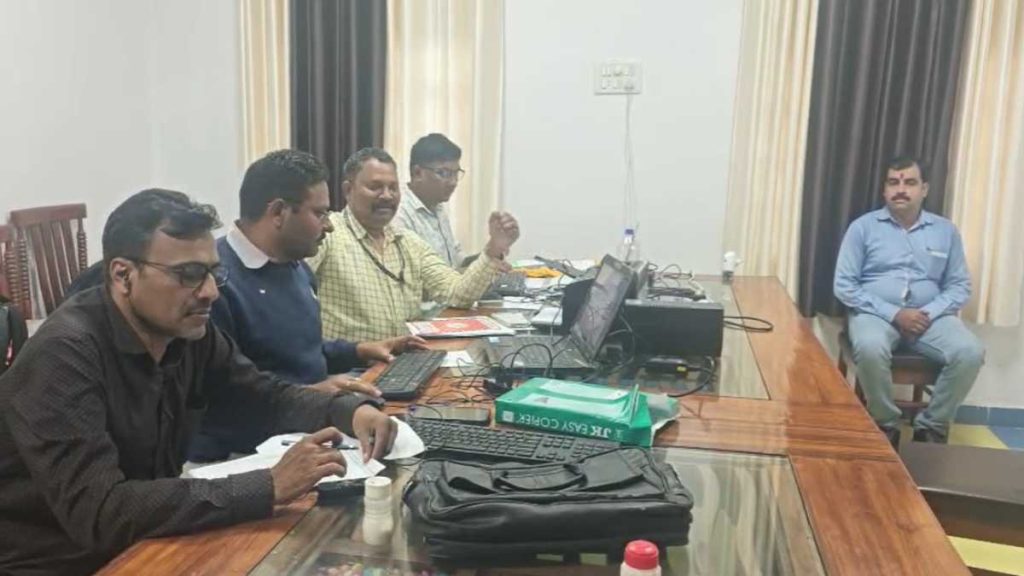 कार्यवाही करती लोकायुक्त की टीम