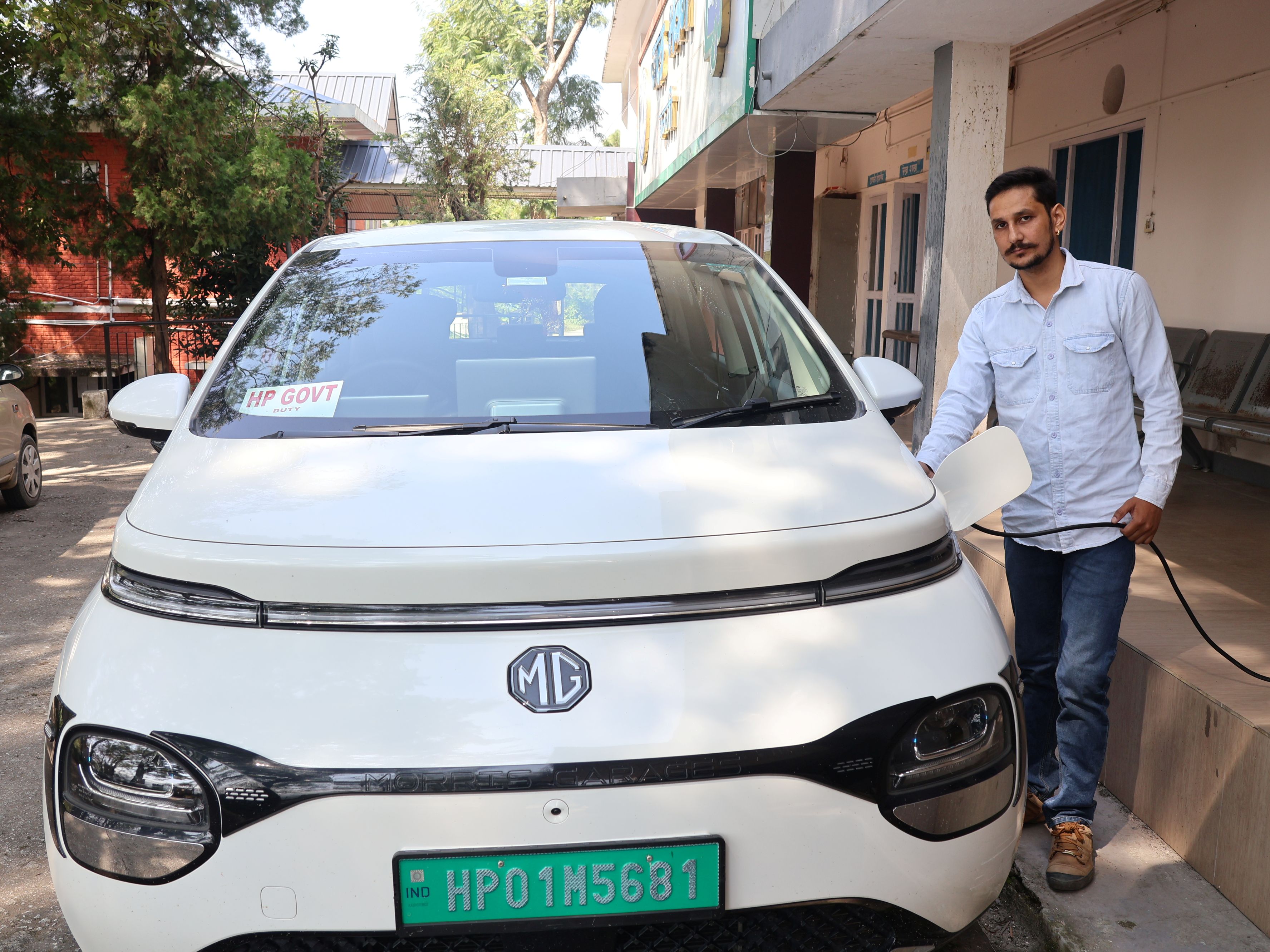 देवेंद्र कुमार अपनी ई. टेक्सी के साथ। देवेंद्र कुमार अपनी ई. टेक्सी के साथ।