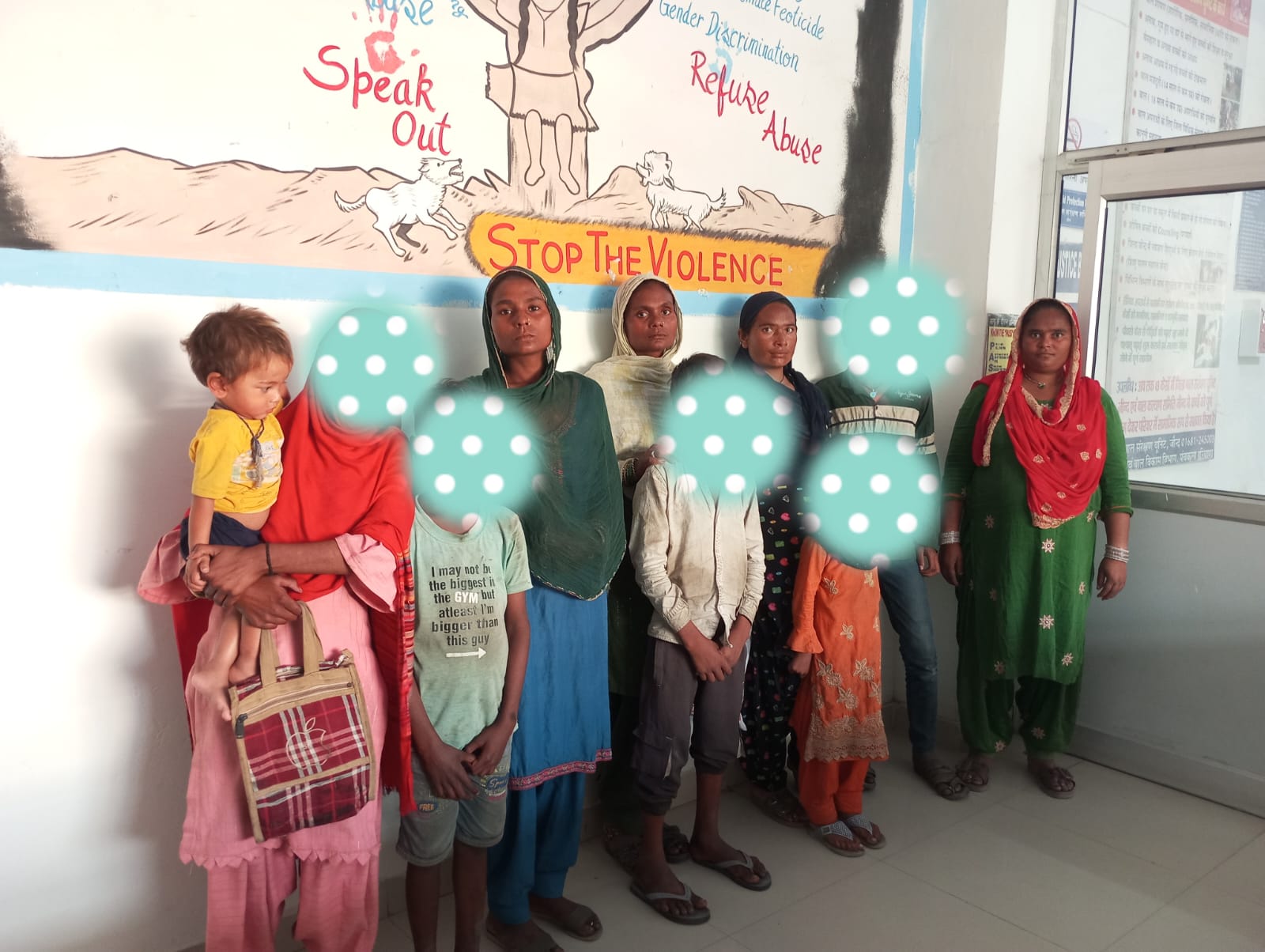 टीम द्वारा पकड़े गए बच्चे परिजनों के साथ। टीम द्वारा पकड़े गए बच्चे परिजनों के साथ।