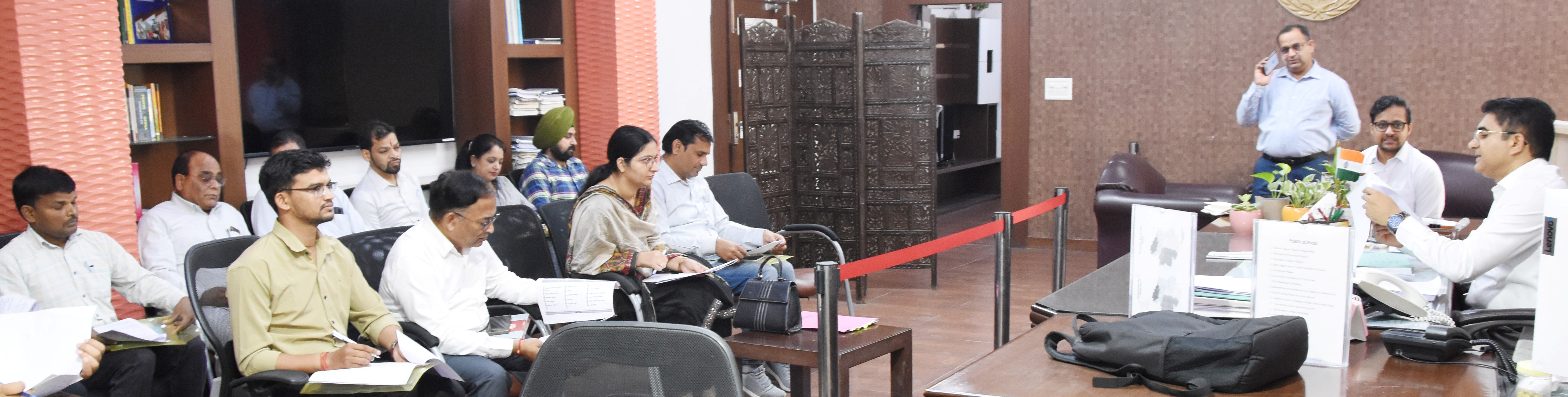 जिला उपायुक्त डॉ हरिश कुमार वशिष्ठ जिला अधिकारियों की बैठक लेते हुए जिला उपायुक्त डॉ हरिश कुमार वशिष्ठ जिला अधिकारियों की बैठक लेते हुए