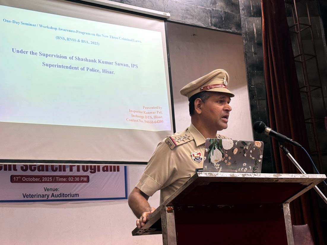 नए कानूनों बारे जानकारी देते पुलिस अधिकारी। नए कानूनों बारे जानकारी देते पुलिस अधिकारी।