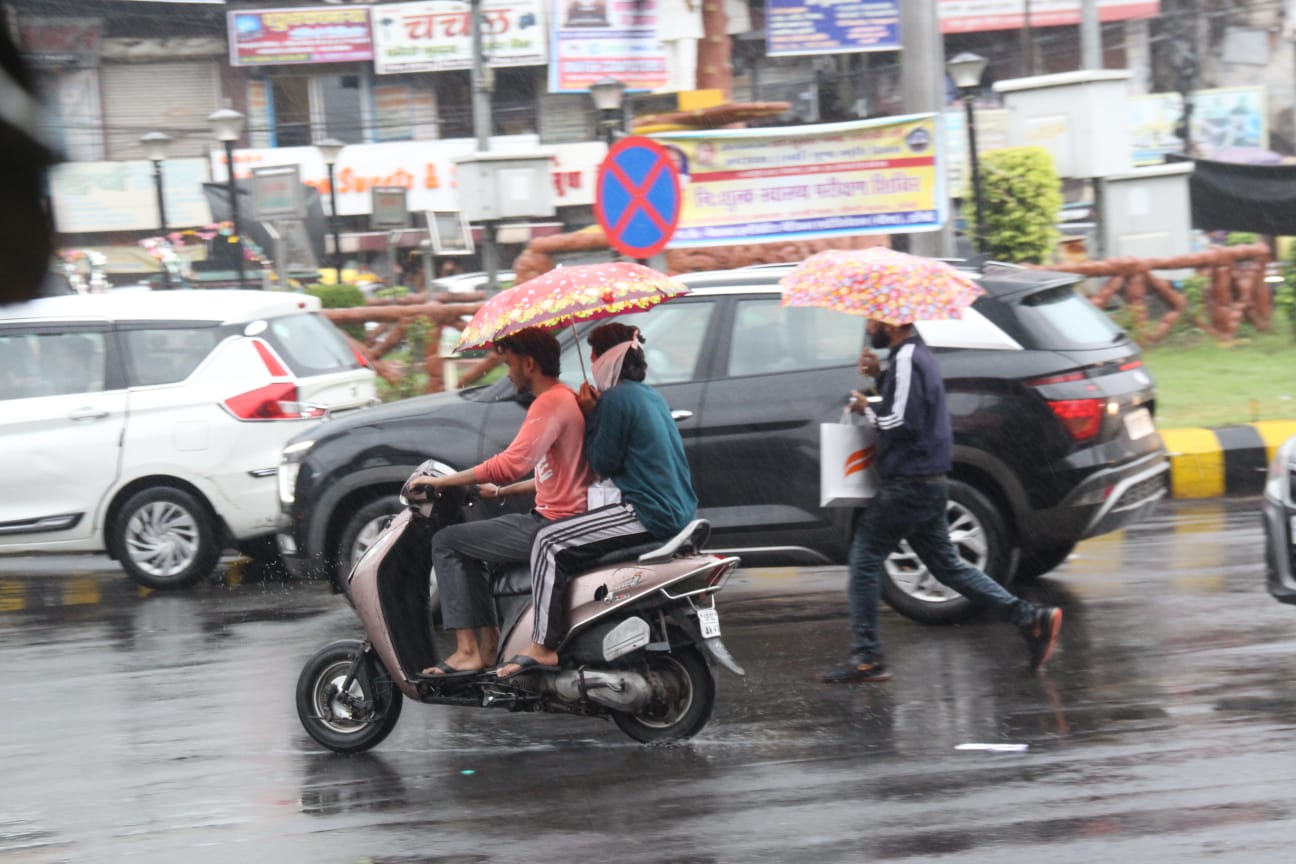 बारिश में भींगते बारिश में भींगते