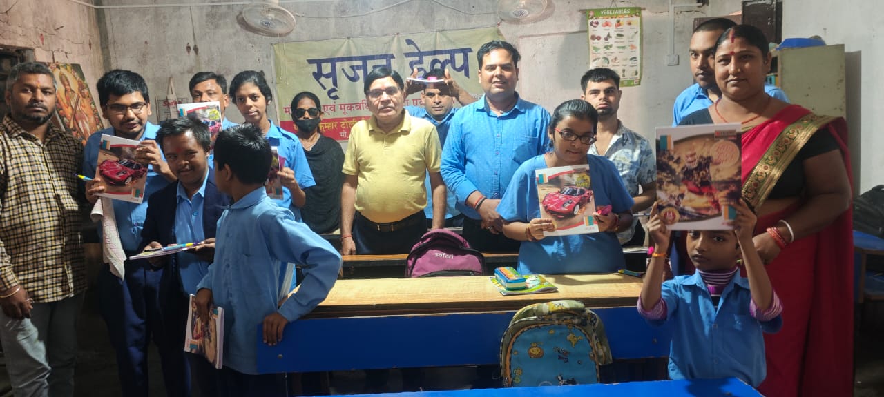 शिक्षण सामग्री वितरण करते चैरिटेबल संस्था के पदाधिकारीगण शिक्षण सामग्री वितरण करते चैरिटेबल संस्था के पदाधिकारीगण