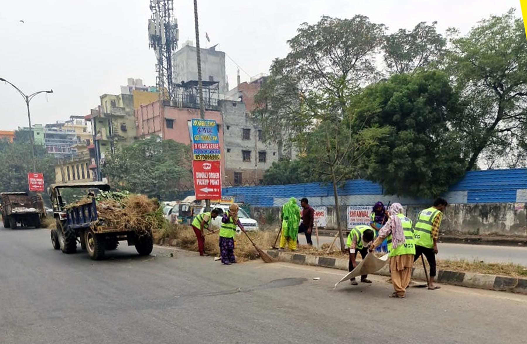 गुरुग्राम नगर निगम क्षेत्र में सडक़ों की सफाई करते निगमकर्मी। गुरुग्राम नगर निगम क्षेत्र में सडक़ों की सफाई करते निगमकर्मी।