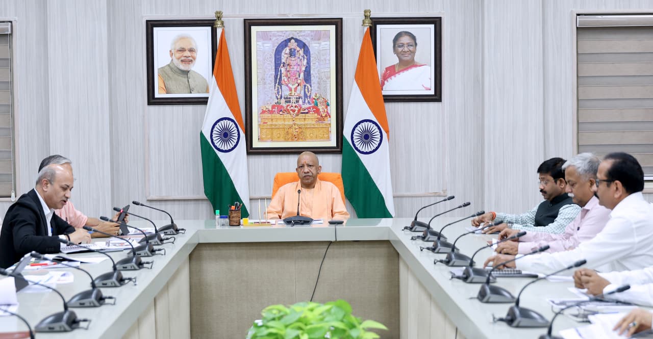 बैठक करते हुए मुख्यमंत्री