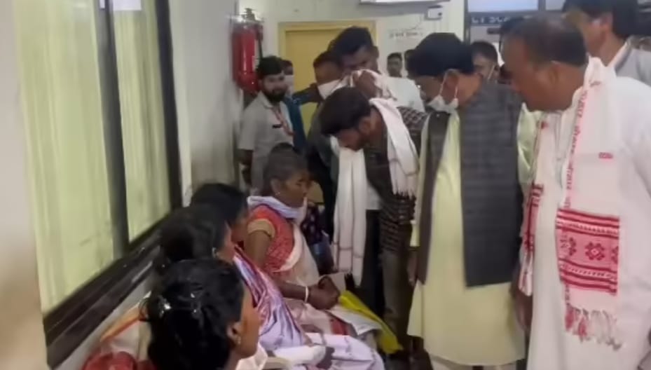 घायलों से मिलते विधायक