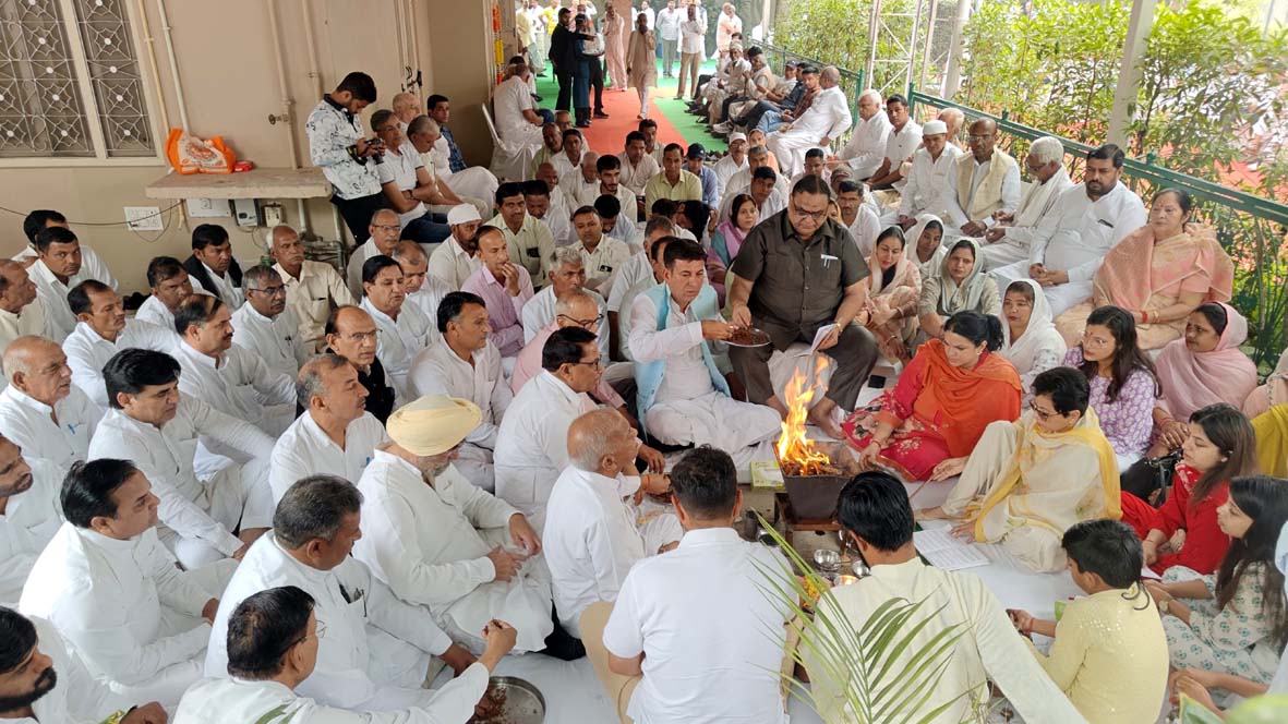 पुण्यतिथि पर हवन यज्ञ का आयोजन पुण्यतिथि पर हवन यज्ञ का आयोजन