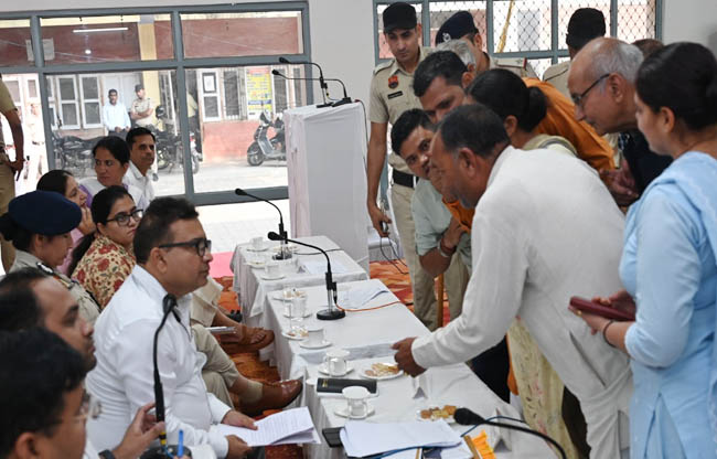 सोनीपत जिला परिषद हॉल में शुक्रवार को उपायुक्त सुशील सारवान सुनवाई करते हुए सोनीपत जिला परिषद हॉल में शुक्रवार को उपायुक्त सुशील सारवान सुनवाई करते हुए