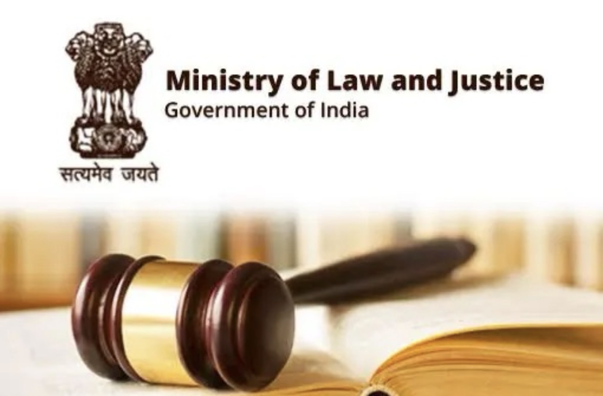 विधि एवं न्याय मंत्रालय ने लंबित मामले और शिकायतें निपटाईं विधि एवं न्याय मंत्रालय ने लंबित मामले और शिकायतें निपटाईं