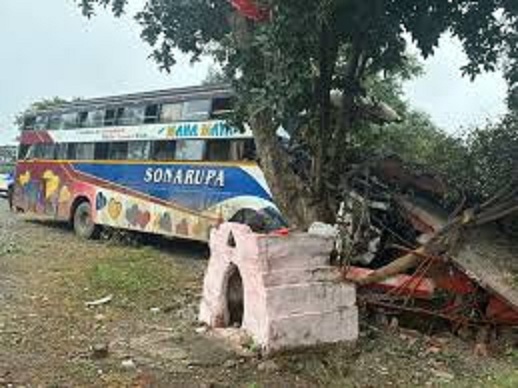 मजदूरों को लेकर गुजरात जा रही बस हुई हादसे का शिकार मजदूरों को लेकर गुजरात जा रही बस हुई हादसे का शिकार