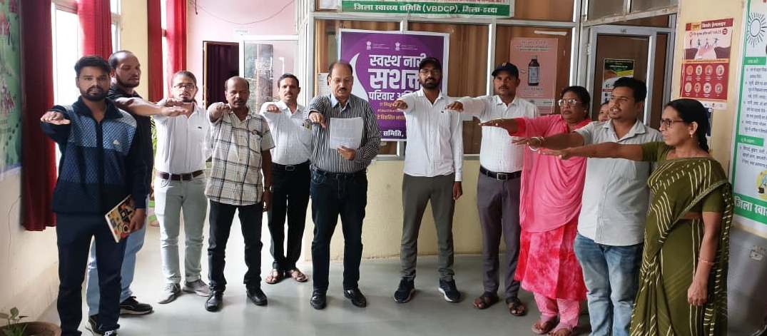 मुख्य चिकित्सा अधिकारी ने कार्यालय में दिलाई शपथ - मुख्य चिकित्सा अधिकारी ने कार्यालय में दिलाई शपथ -